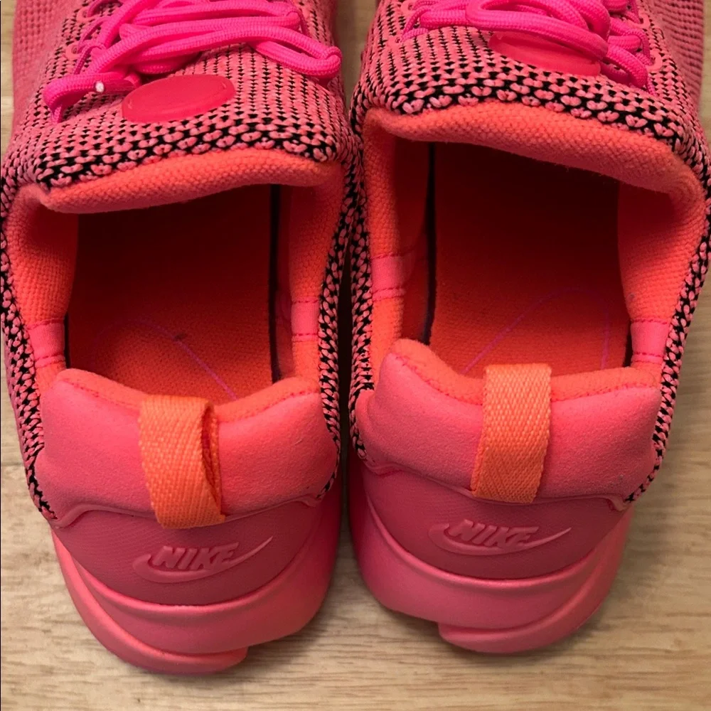 NEW Nike Bright hot Pink Sneakers - Picture 3 of 6
